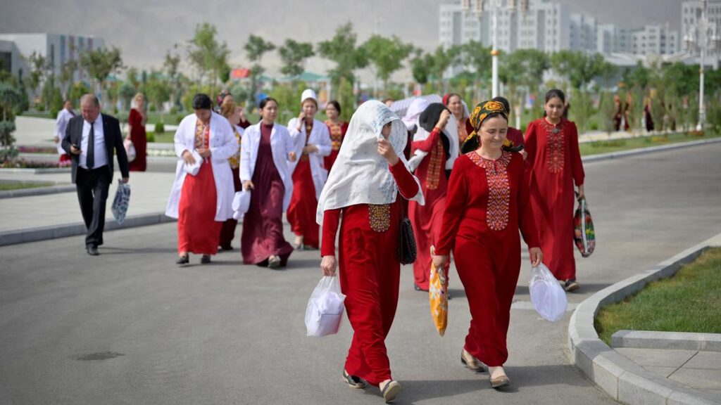 ड्राइविंग प्रतिबंध तुर्कमेनिस्तान में युवा महिलाओं पर ब्रेक डालता है